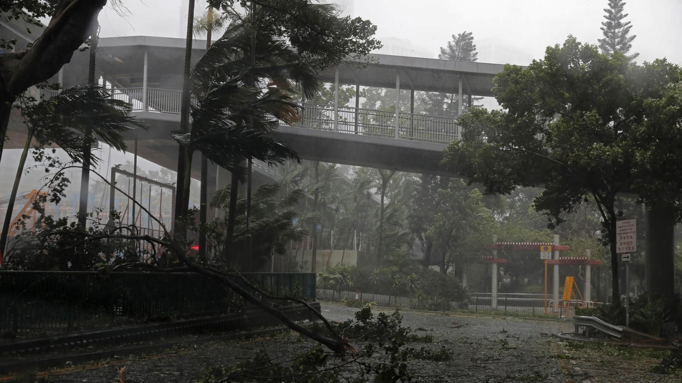 Schäden in Hongkong: Taifun "Mangkhut" erreicht nach den Philippinen jetzt China.
