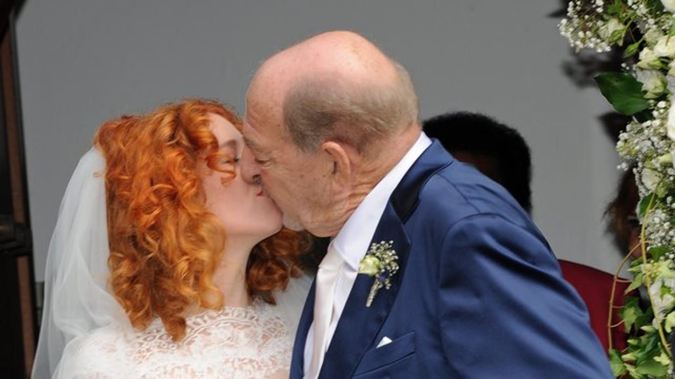 Das Brautpaar aus Ralph und Laura Siegel küsst sich nach der Trauung vor der Thomaskirche.