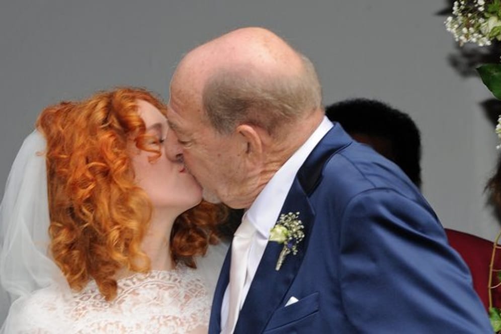 Das Brautpaar aus Ralph und Laura Siegel küsst sich nach der Trauung vor der Thomaskirche.
