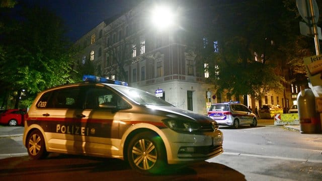 Ein Wagen der Polizei bei einem Einsatz in Wien.