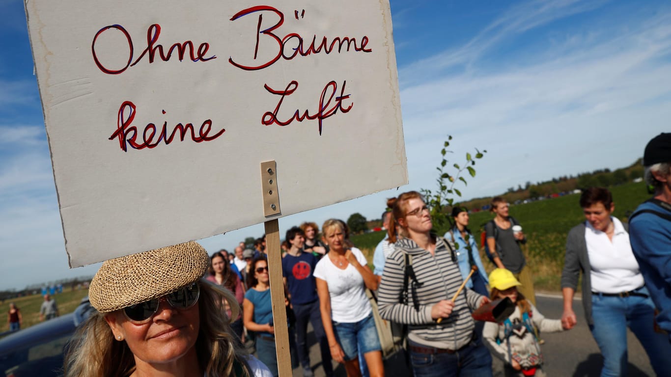 Protestmarsch am Hambacher Forst: Tausende haben sich mit den Umweltaktivisten solidarisiert.