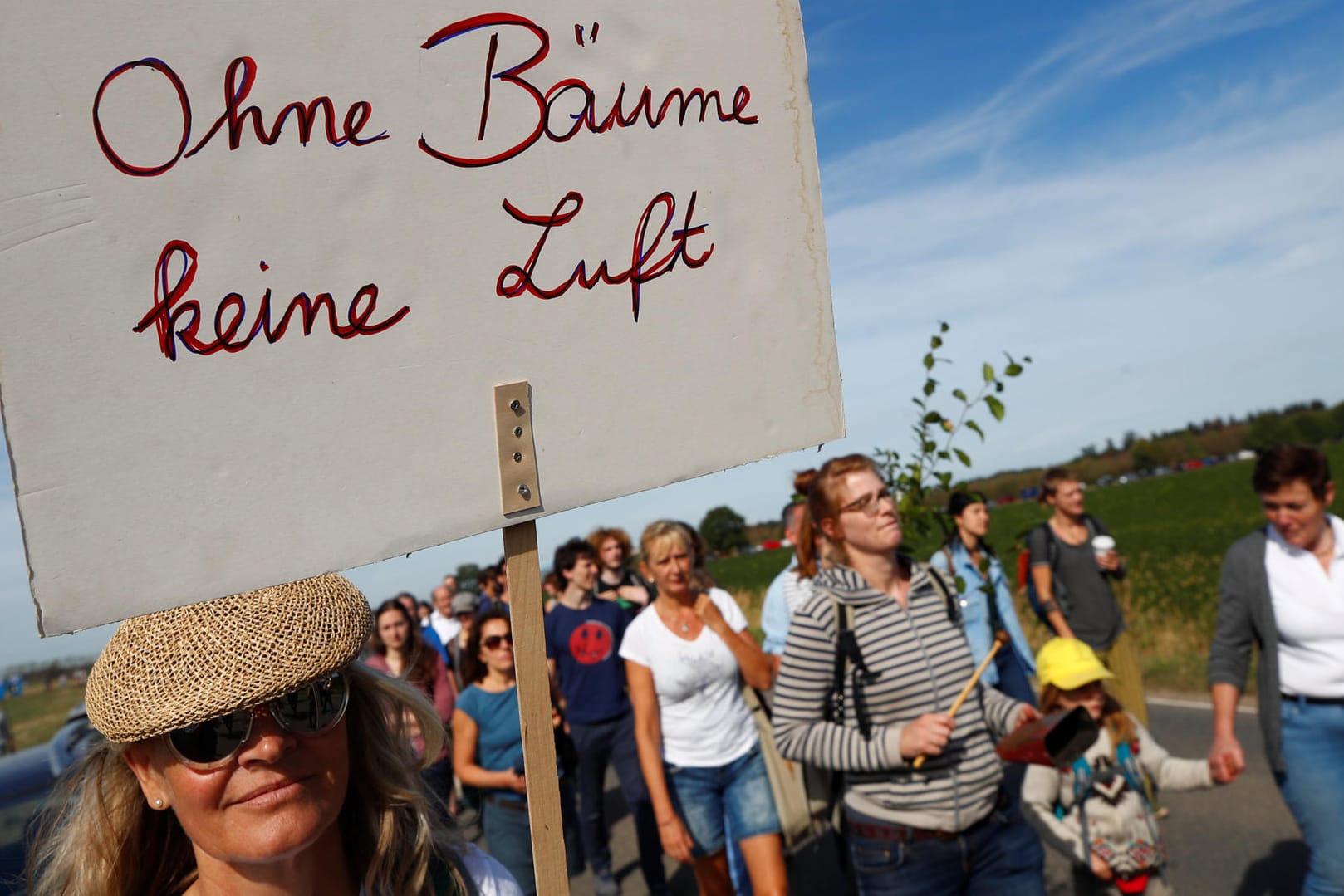 Protestmarsch am Hambacher Forst: Tausende haben sich mit den Umweltaktivisten solidarisiert.