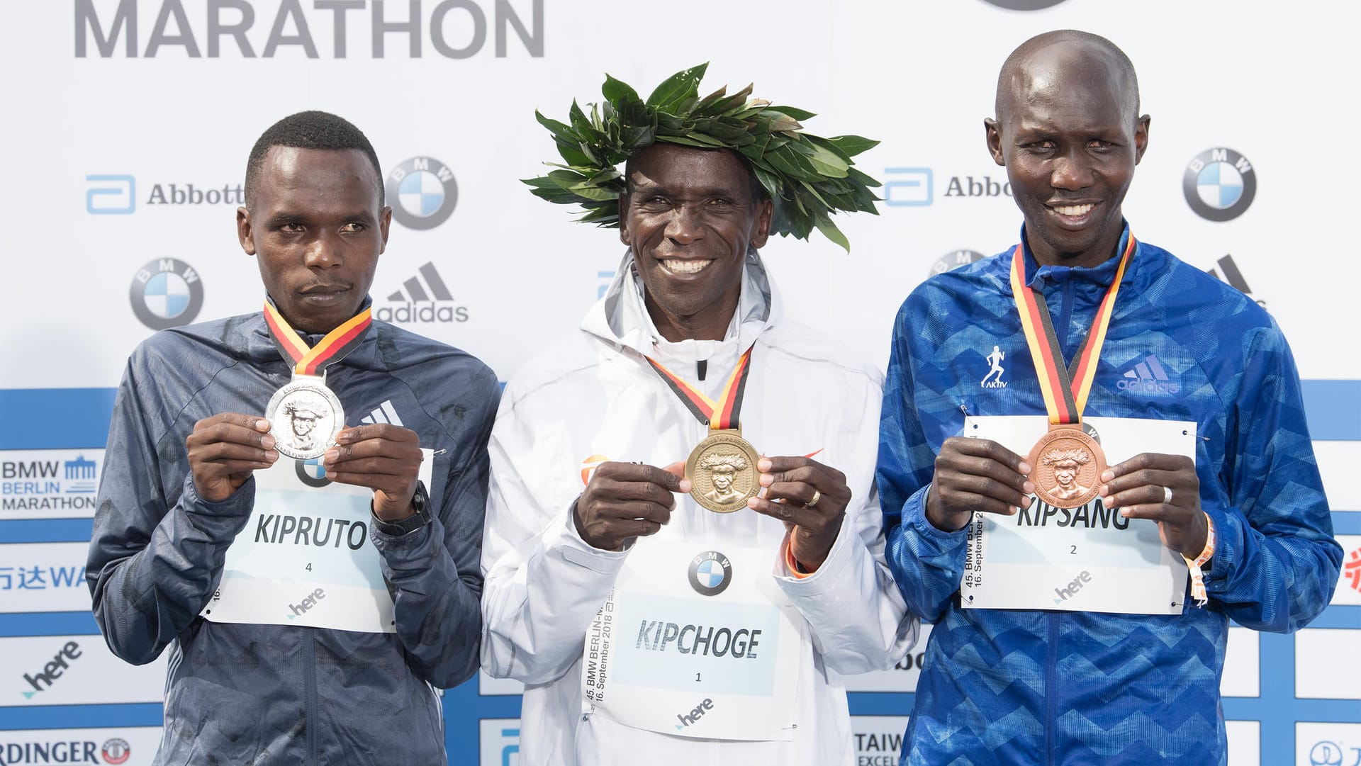 Eliud Kipchoge mit Conseslus Kipruto (l) und Wilson Kipsang (r.).