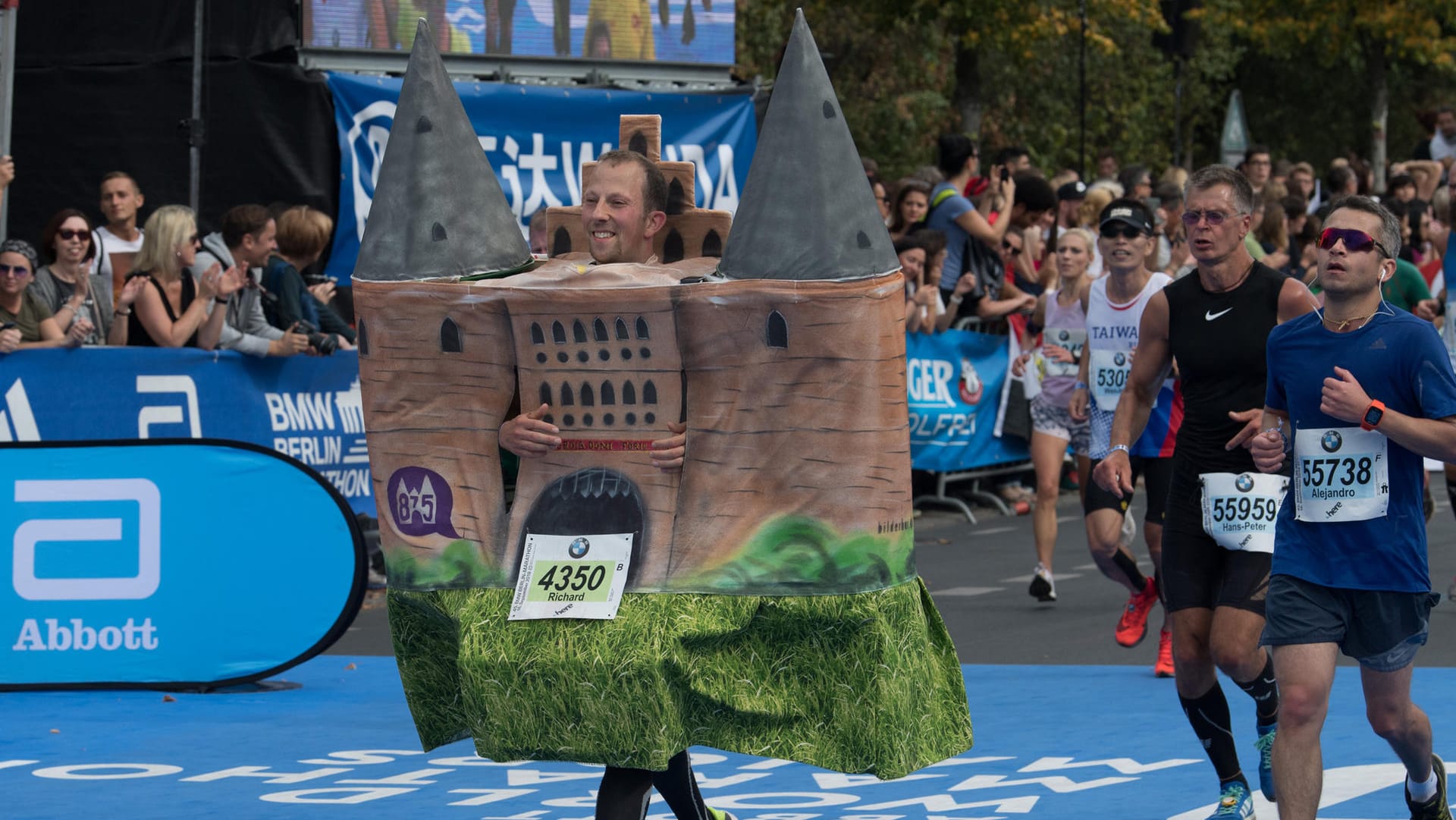 Auch das Lübecker Holstentor war beim Berlin-Marathon dabei.