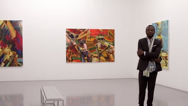 Der derzeitige Chef-Kurator Azu Nwagbogu in der Ausstellung zeitgenössischer Kunst von 29 Künstlern aus dem benachbarten Simbabwe. Der derzeitige Chef-Kurator Azu Nwagbogu in der Ausstellung zeitgenössischer Kunst von 29 Künstlern aus dem benachbarten Simbabwe.