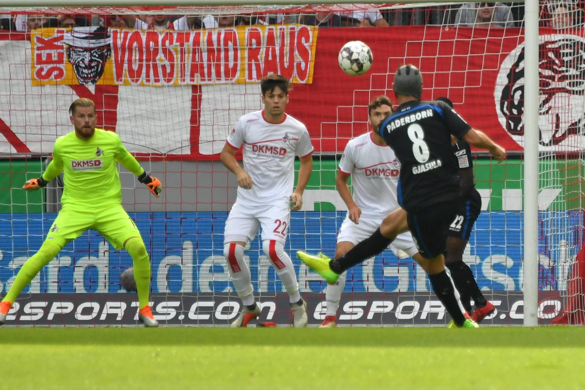 Klaus Gjasula feuert einen Torschuss auf das Kölner Gehäuse ab.