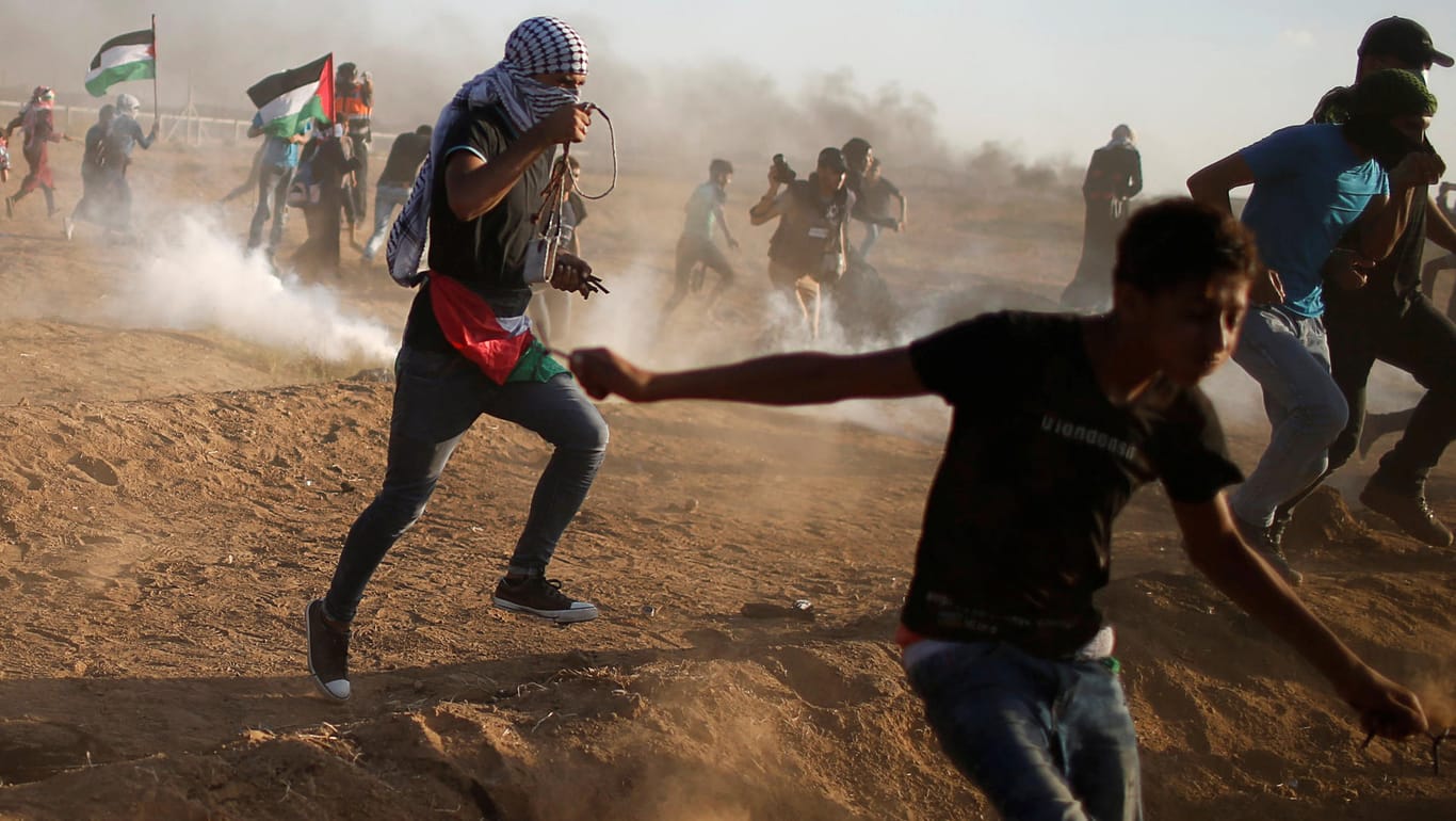 Palästinenser bei Protesten im Gaza-Streifen: Bei gewaltsamen Auseinandersetzungen mit der israelischen Armee kamen seit Freitag ein Israeli und drei Palästinenser ums Leben.