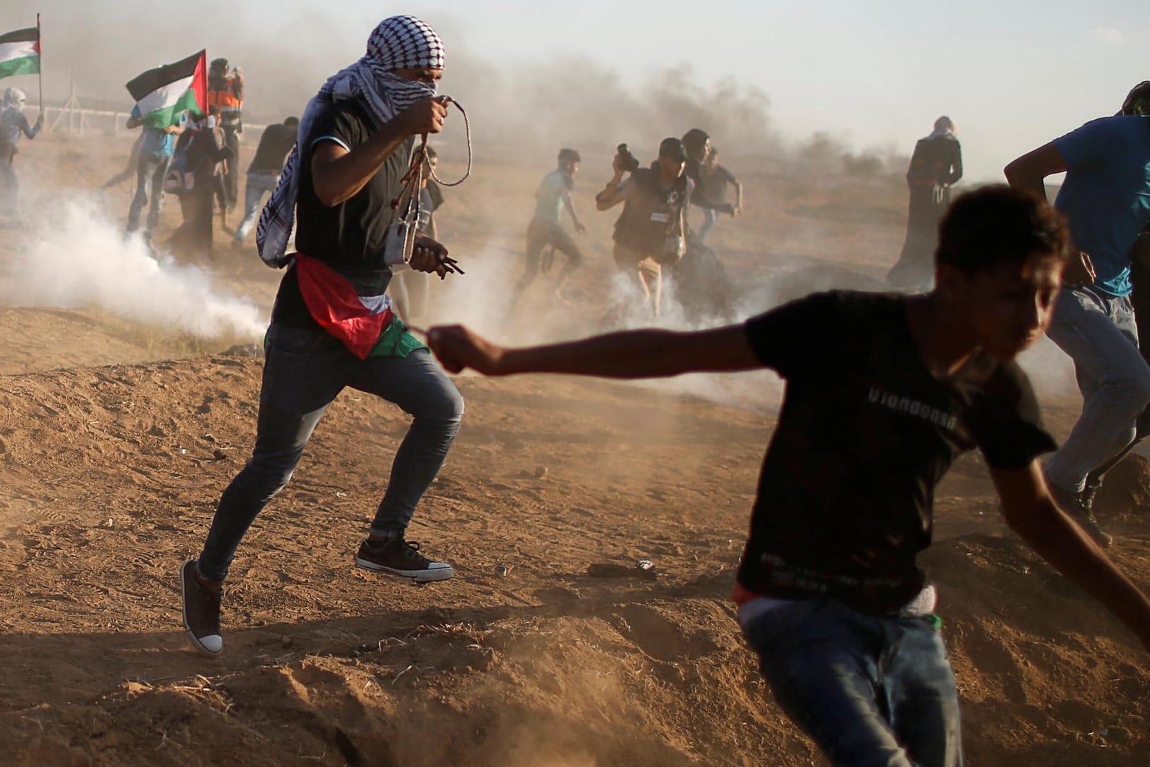 Palästinenser bei Protesten im Gaza-Streifen: Bei gewaltsamen Auseinandersetzungen mit der israelischen Armee kamen seit Freitag ein Israeli und drei Palästinenser ums Leben.