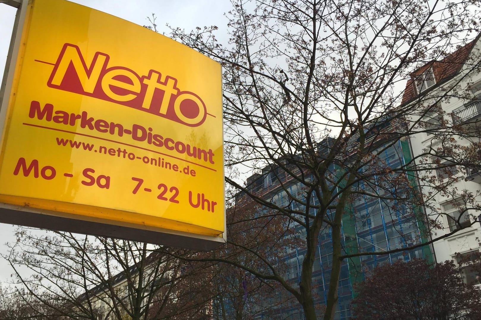 Rückruf bei Netto: Durch Verunreinigung besteht Salmonellengefahr bei einer Mettwurst.