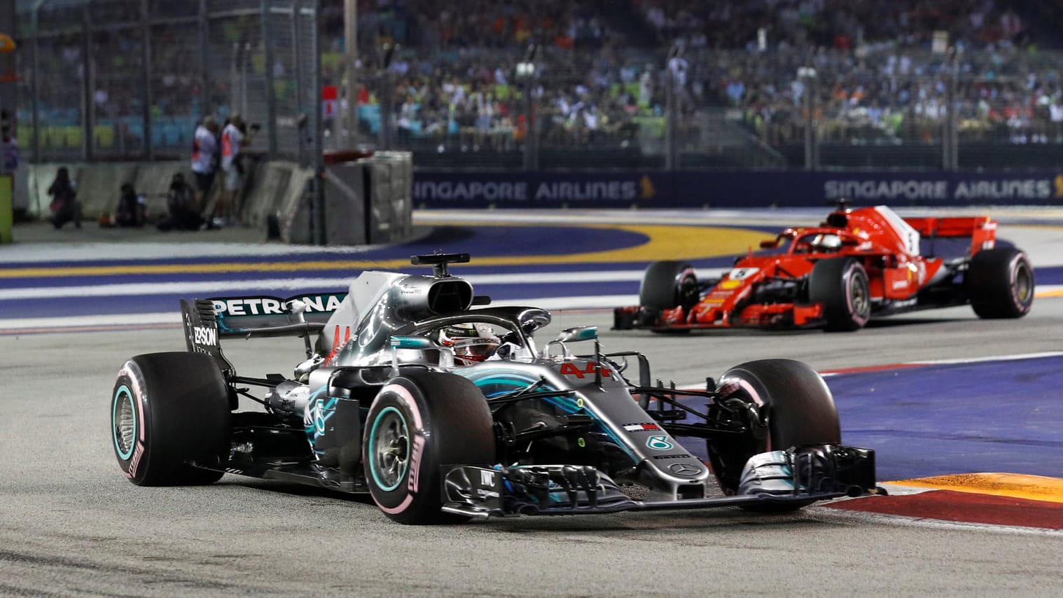 Formel 1 in Singapur: Hamilton (vorne) ließ Vettel von beginn an keine Chance.