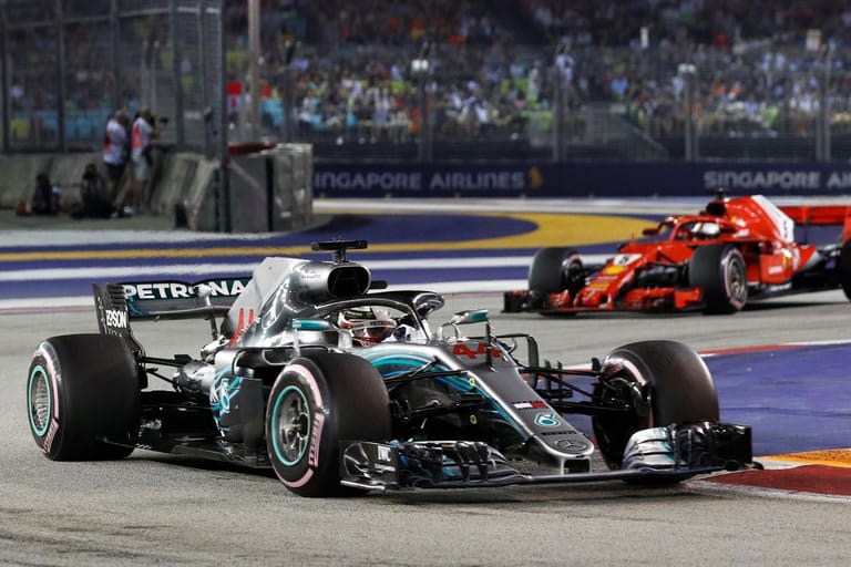 Formel 1 in Singapur: Hamilton (vorne) ließ Vettel von beginn an keine Chance.