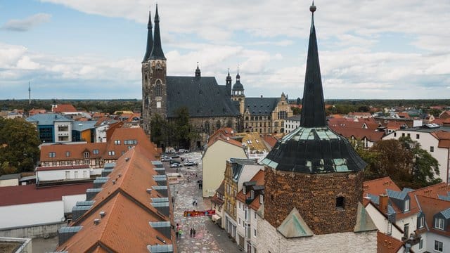 Eine Woche nach dem Herzinfarkt-Tod eines 22-Jährigen nach einem nächtlichen Streit finden in Köthen mehrere Demonstrationen statt.