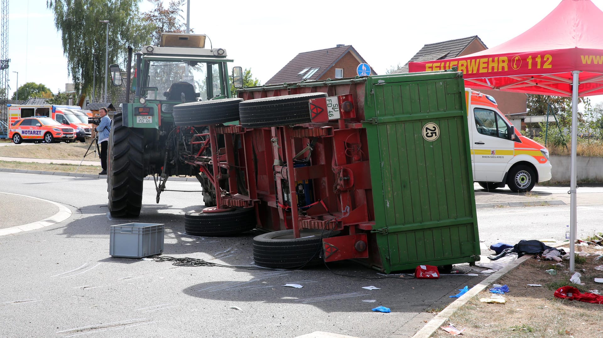 Die Unfallstelle in Swisttal-Heimerzheim: Der umgestürzter Anhänger liegt in einem Kreisverkehr. Die Unfallstelle in Swisttal-Heimerzheim: Der umgestürzter Anhänger liegt in einem Kreisverkehr.