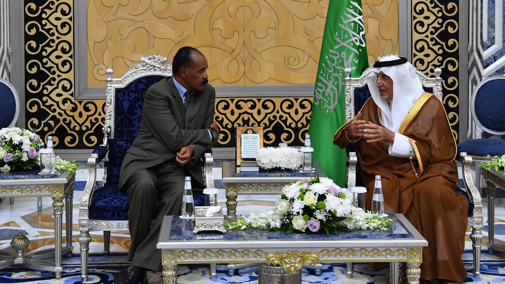 Besuch in Saudi-Arabien: Das Bild zeigt Khalid bin Faisal al Saud (r), Gouverneur von Mekka, im Gespräch mit Isaias Afwerki, Präsident von Eritrea.