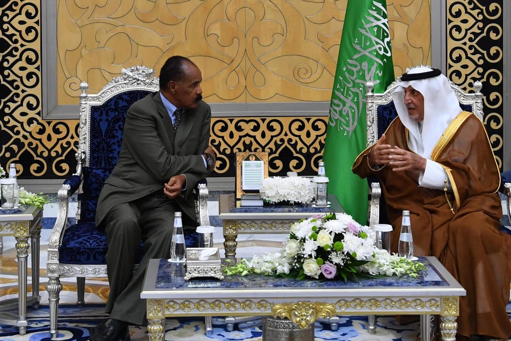Besuch in Saudi-Arabien: Das Bild zeigt Khalid bin Faisal al Saud (r), Gouverneur von Mekka, im Gespräch mit Isaias Afwerki, Präsident von Eritrea.
