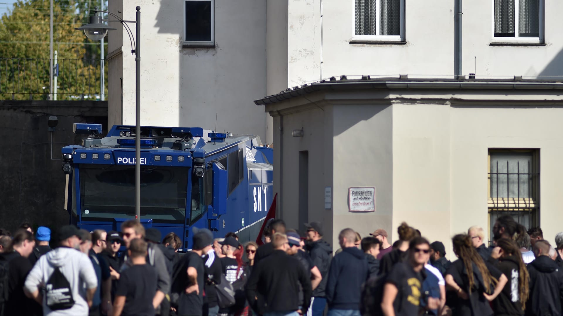 Demonstranten und Polizei in Köthen: Teilnehmer der Kundgebung "Der extremen Rechten entgegentreten" versammeln sich am Bahnhof.