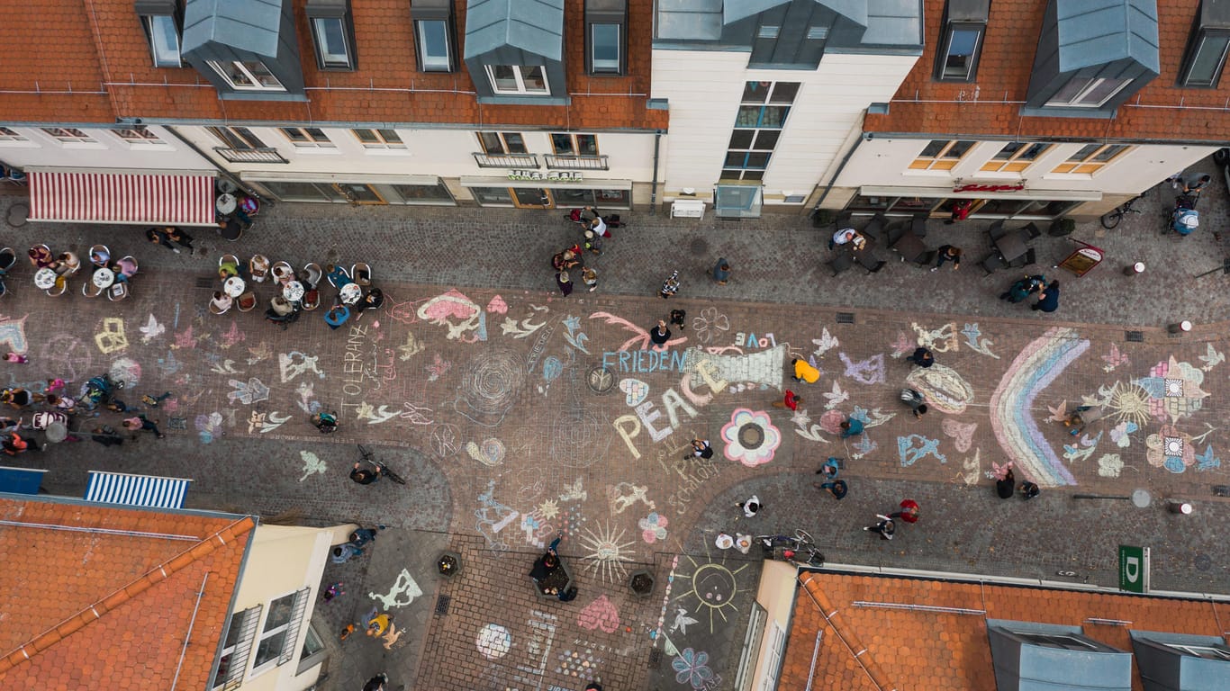 Die Innenstadt von Köthen: Hunderte Köthener haben vor der neuen rechten Demo mit Kreide bunte Symbole auf den Boden gemalt.
