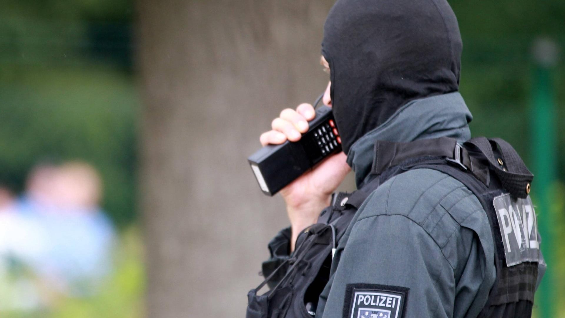 SEK-Beamter bei einer Übung (Symbolbild): In Saarbrücken haben Sondereinsatzkräfte einen Mann festgenommen, der in seiner Wohnung einen Bekannten angegriffen hat. Das Opfer konnte fliehen. SEK-Beamter bei einer Übung (Symbolbild): In Saarbrücken haben Sondereinsatzkräfte einen Mann festgenommen, der in seiner Wohnung einen Bekannten angegriffen hat. Das Opfer konnte fliehen.