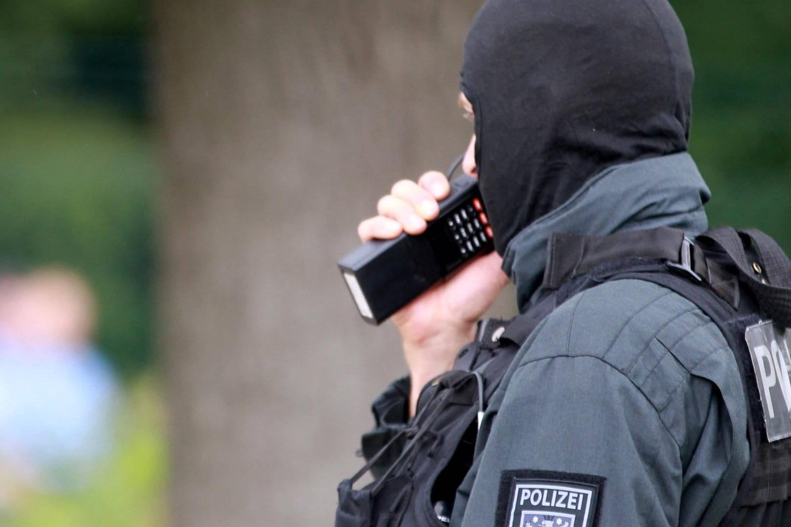 SEK-Beamter bei einer Übung (Symbolbild): In Saarbrücken haben Sondereinsatzkräfte einen Mann festgenommen, der in seiner Wohnung einen Bekannten angegriffen hat. Das Opfer konnte fliehen.