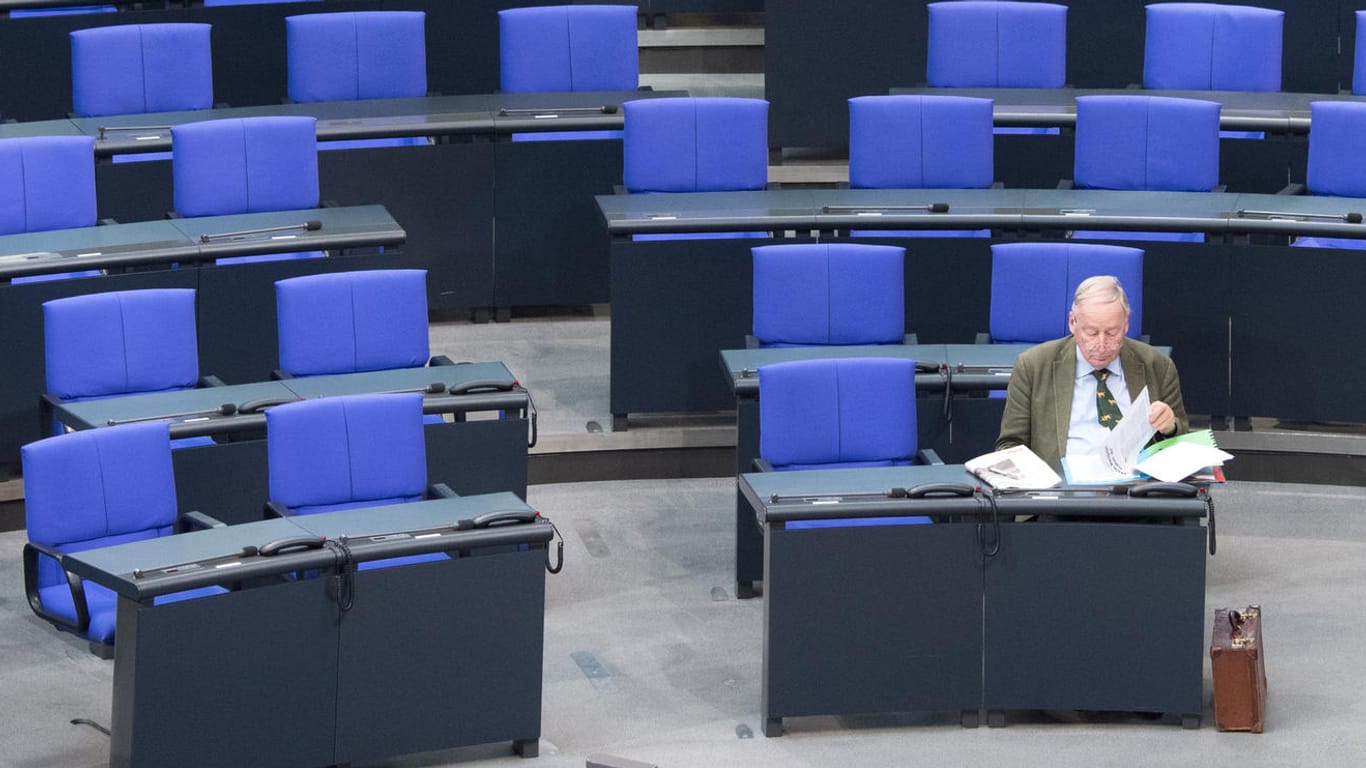 Alexander Gauland, Fraktionsvorsitzender der AfD, sitzt im Plenarsaal des Bundestages: Seine Partei wehrt sich gegen eine mögliche Beobachtung durch den Verfassungsschutz.
