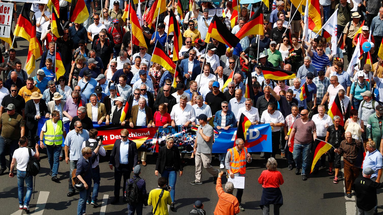 Demonstration der AfD in Berlin: AfD-Fraktionsvorsitzender Gauland räumt Schwierigkeiten dabei ein, sich bei Demonstrationen von Neonazis und Hooligans abzugrenzen. Demonstration der AfD in Berlin: AfD-Fraktionsvorsitzender Gauland räumt Schwierigkeiten dabei ein, sich bei Demonstrationen von Neonazis und Hooligans abzugrenzen.