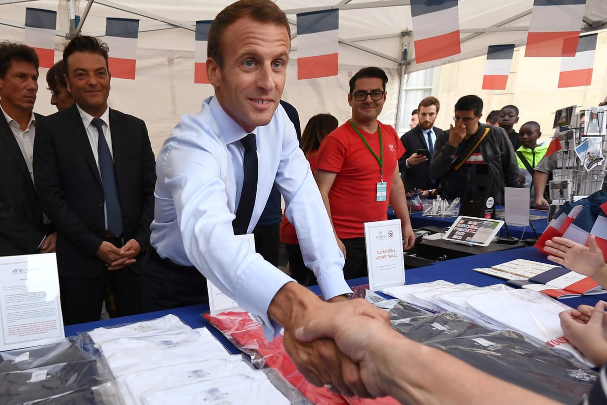 Präsident Emmanuel Macron schüttelt am Tag des offenen Denkmals viele Hände: Der Präsident wurde mit seiner Wortwahl zum Mittelpunkt einer Debatte, weil er einem arbeitslosen Gärtner versichert hat, problemlos einen Job auf dem Bau oder in einem Restaurant zu finden.