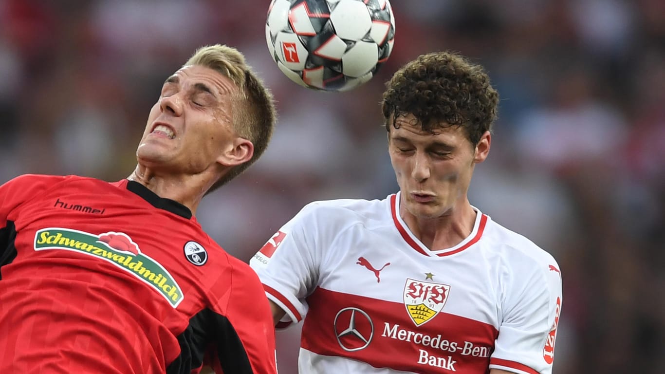 Freiburgs Nils Petersen (l.) im Kopfballduell mit VfB-Verteidiger Benjamin Pavard.