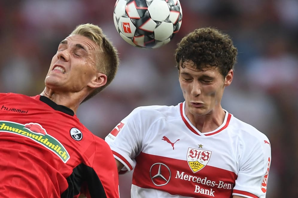 Freiburgs Nils Petersen (l.) im Kopfballduell mit VfB-Verteidiger Benjamin Pavard.