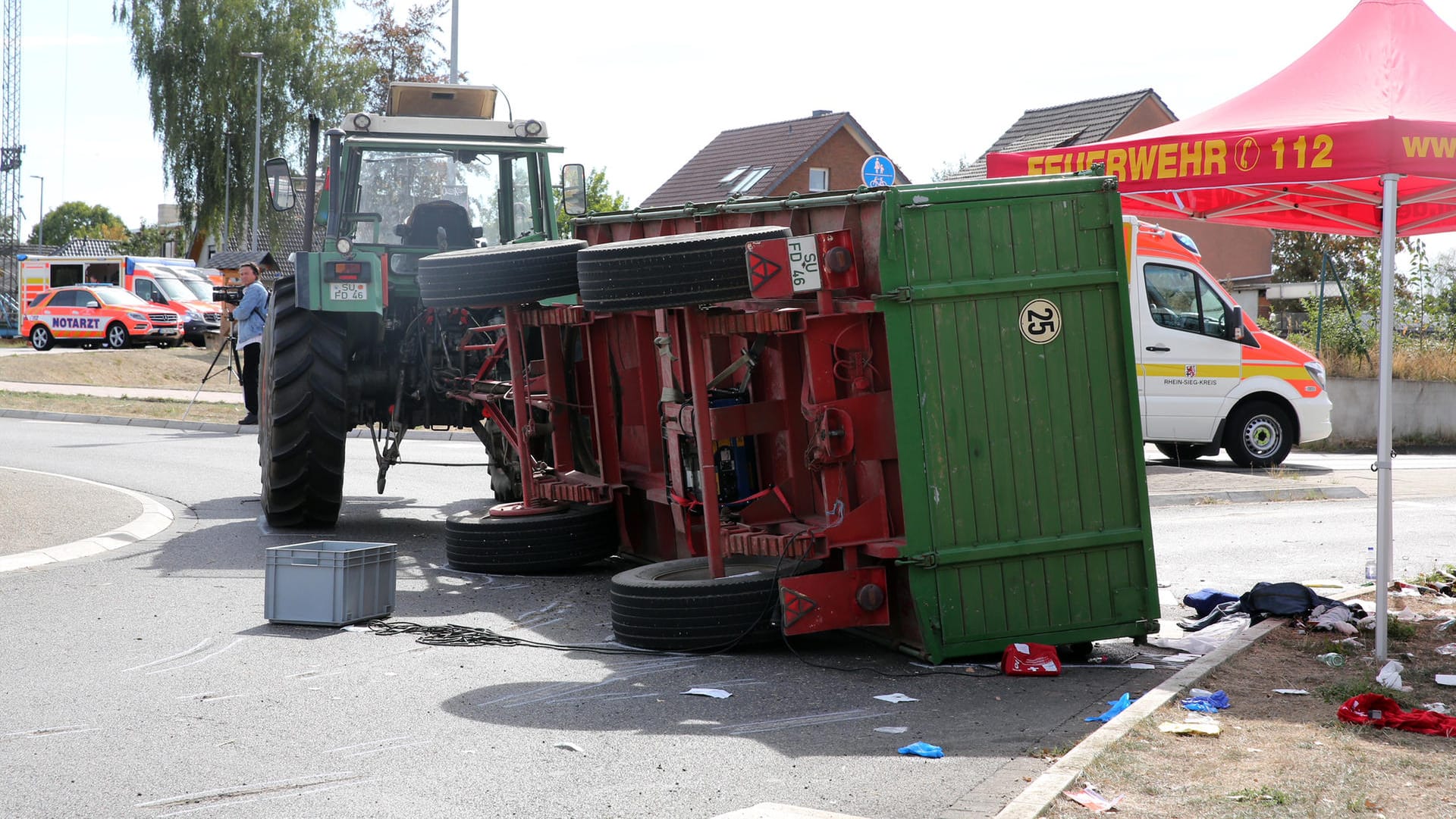 Ein umgestürzter Anhänger liegt in einem Kreisverkehr: Bei einem Junggesellenausflug sind 14 junge Leute von einem umstürzenden Traktor-Anhänger verletzt worden. Neun von ihnen erlitten schwere, einer laut Polizei sehr schwere Verletzungen. Ein umgestürzter Anhänger liegt in einem Kreisverkehr: Bei einem Junggesellenausflug sind 14 junge Leute von einem umstürzenden Traktor-Anhänger verletzt worden. Neun von ihnen erlitten schwere, einer laut Polizei sehr schwere Verletzungen.