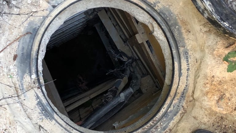Blick in einen selbstgebauten Schacht in dem sich Aktivisten verschanzt hatten: hatten laut Feuerwehr drei Tage in den unterirdischen Kammern ausgeharrt und Vorräte bei sich gehabt.