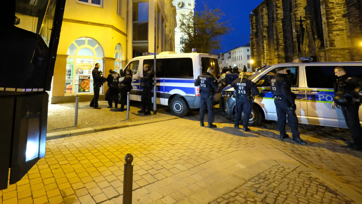 Köthen: Polizisten am Marktplatz bei einer Kundgebung "Der extremen Rechten entgegentreten" und trennen sie von der Demonstration rechter Bündnisse.