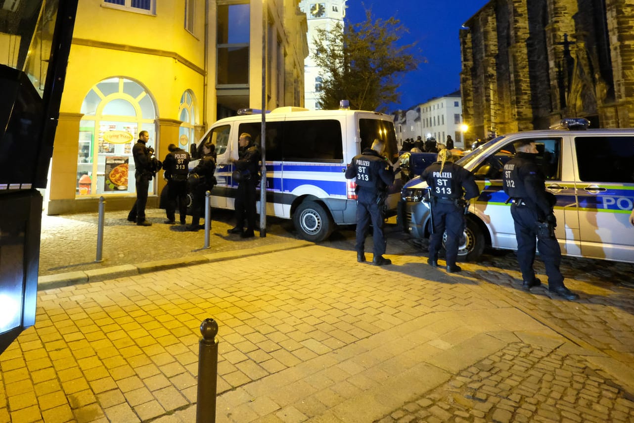 Köthen: Polizisten am Marktplatz bei einer Kundgebung "Der extremen Rechten entgegentreten" und trennen sie von der Demonstration rechter Bündnisse.