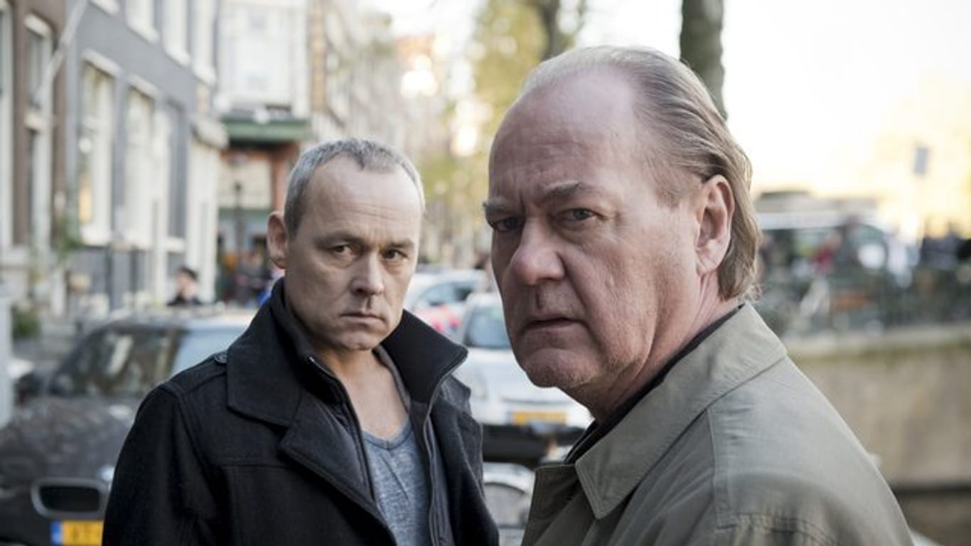 Bruno van Leeuwen (Peter Haber, r) und Anton Gallo (Marcel Hensema) rollen gemeinsam einen alten Fall wieder auf.
