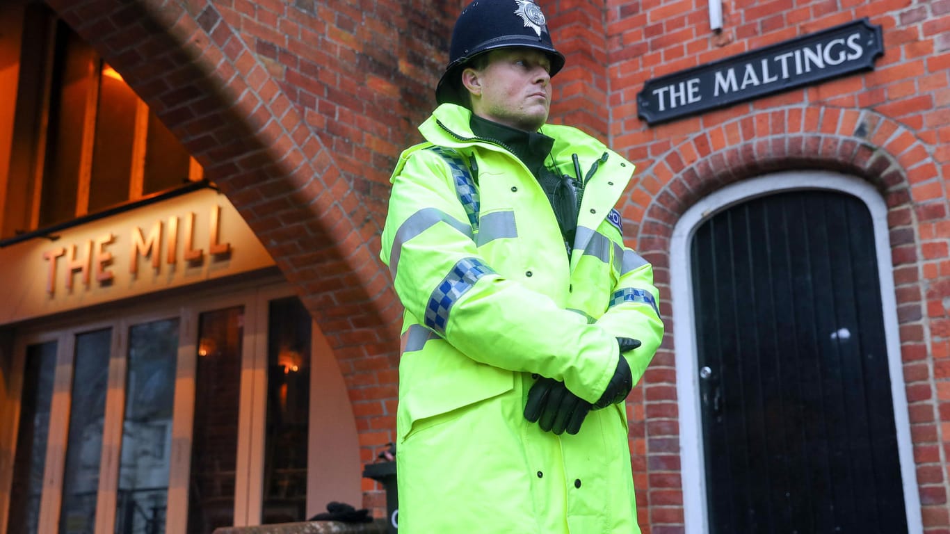 Ein Polizist steht vor dem Pub, in dem Spuren des Nervengifts gefunden wurden, mit dem der ehemalige russische Doppelagent Skripal vergiftet wurden: Am Sonntag kam es in der englischen Stadt zu einem "medizinischen Zwischenfall".