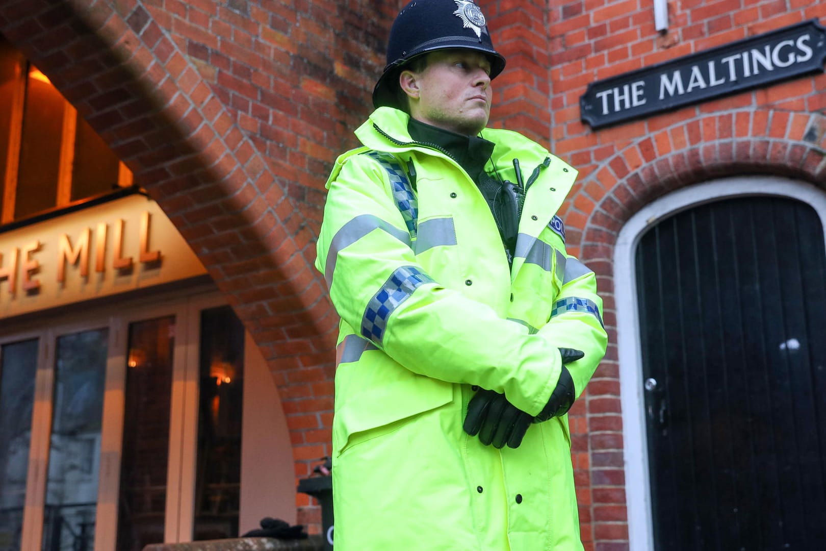 Ein Polizist steht vor dem Pub, in dem Spuren des Nervengifts gefunden wurden, mit dem der ehemalige russische Doppelagent Skripal vergiftet wurden: Am Sonntag kam es in der englischen Stadt zu einem "medizinischen Zwischenfall".