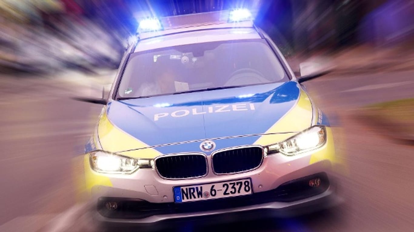 Polizei im Einsatz: In Frankfurt wurde ein 20-Jähriger vor einem Nachtclub von zwei Männern attackiert.
