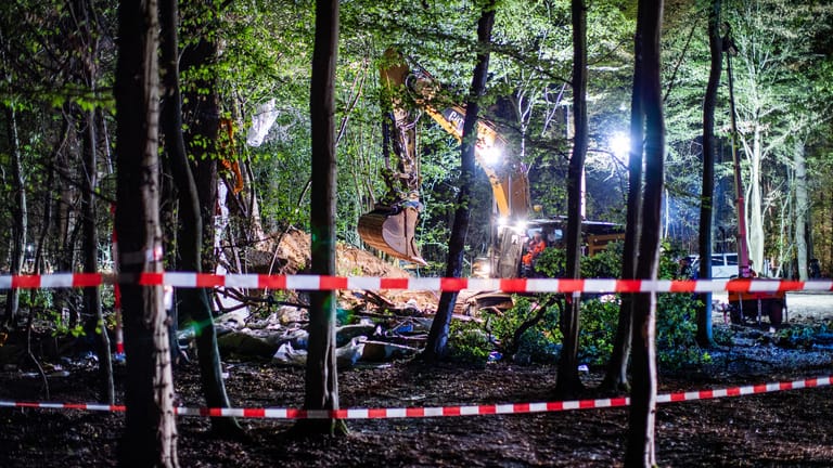 Ein Bagger gräbt im Hambacher Forst: Zahlreiche Einsatzkräfte der Polizei setzten den vierten Tag in Folge die Räumung der Baumhäuser der Aktivisten fort.