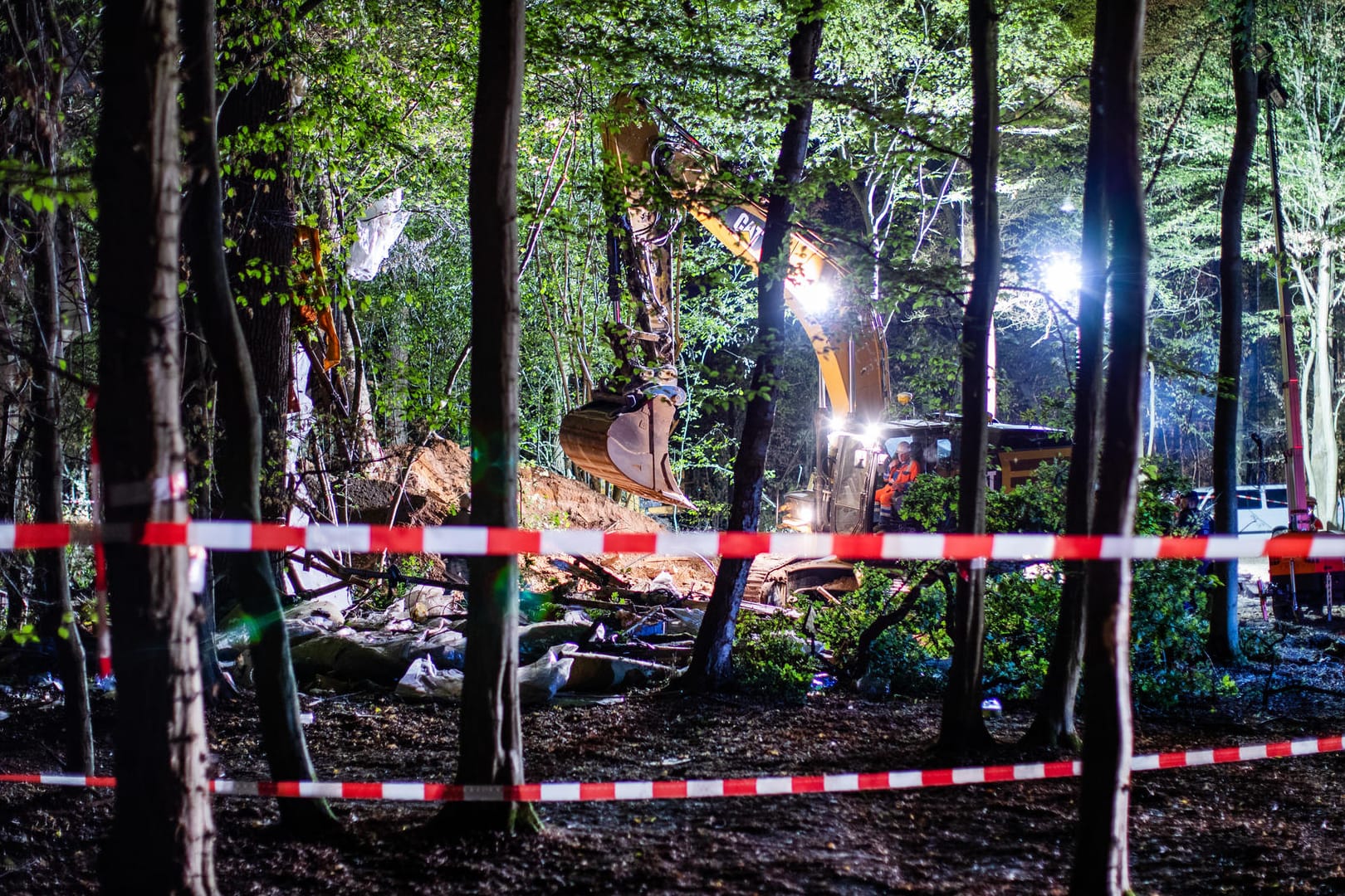 Ein Bagger gräbt im Hambacher Forst: Zahlreiche Einsatzkräfte der Polizei setzten den vierten Tag in Folge die Räumung der Baumhäuser der Aktivisten fort.
