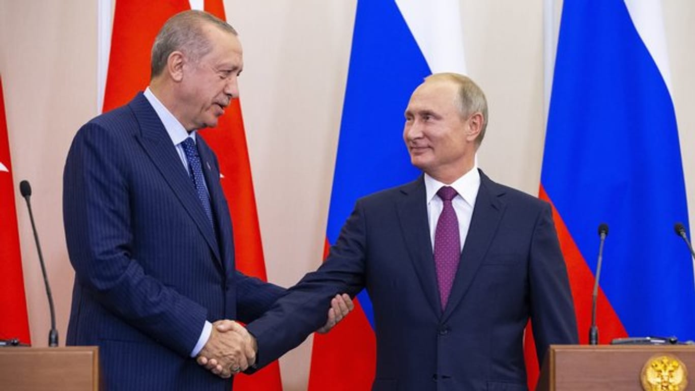 Einigung in Sotschi: Der türkische Präsident Recep Tayyip Erdogan (l) und Russlands Staatschef Wladimir Putin wollen um die Region Idlib eine entmilitarisierte Zone einrichten.