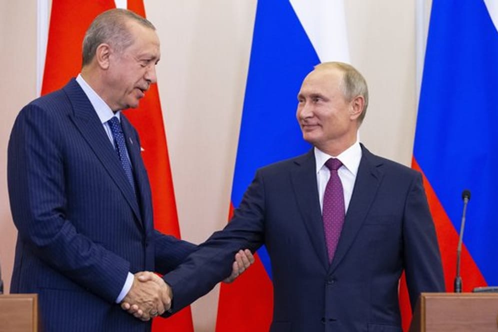 Einigung in Sotschi: Der türkische Präsident Recep Tayyip Erdogan (l) und Russlands Staatschef Wladimir Putin wollen um die Region Idlib eine entmilitarisierte Zone einrichten.