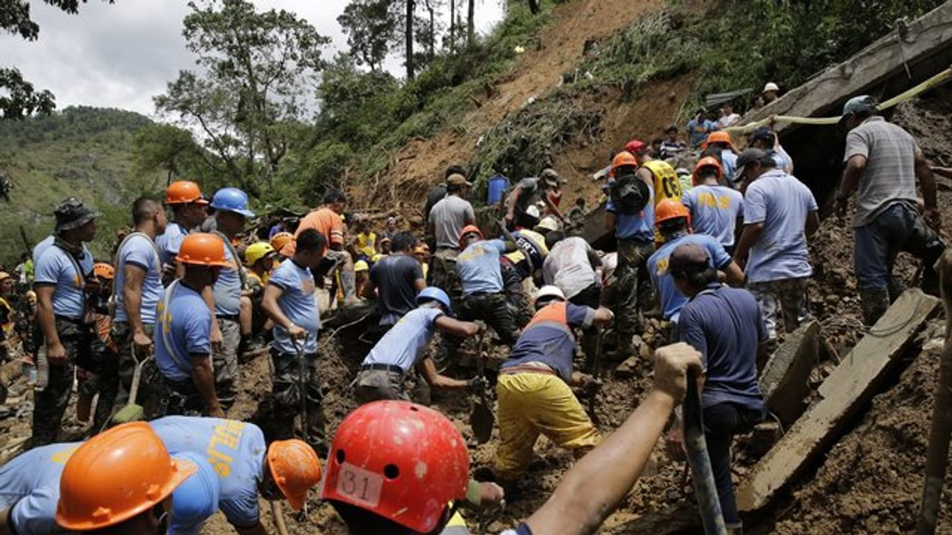 Eine Schlammlawine hat eine Unterkunft von Bergbauarbeitern begraben.
