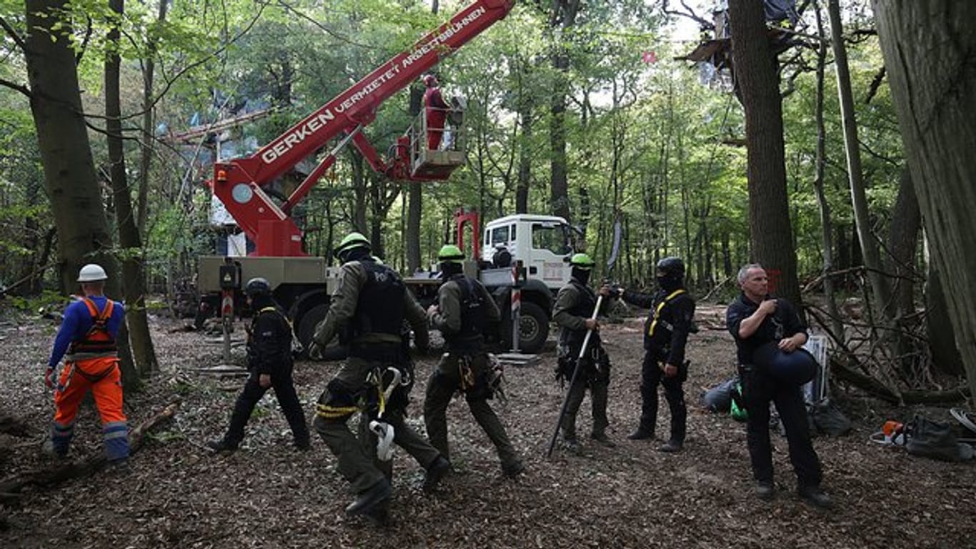 Polizisten einer Spezialeinheit bereiten die Räumung eines Baumhauses vor.