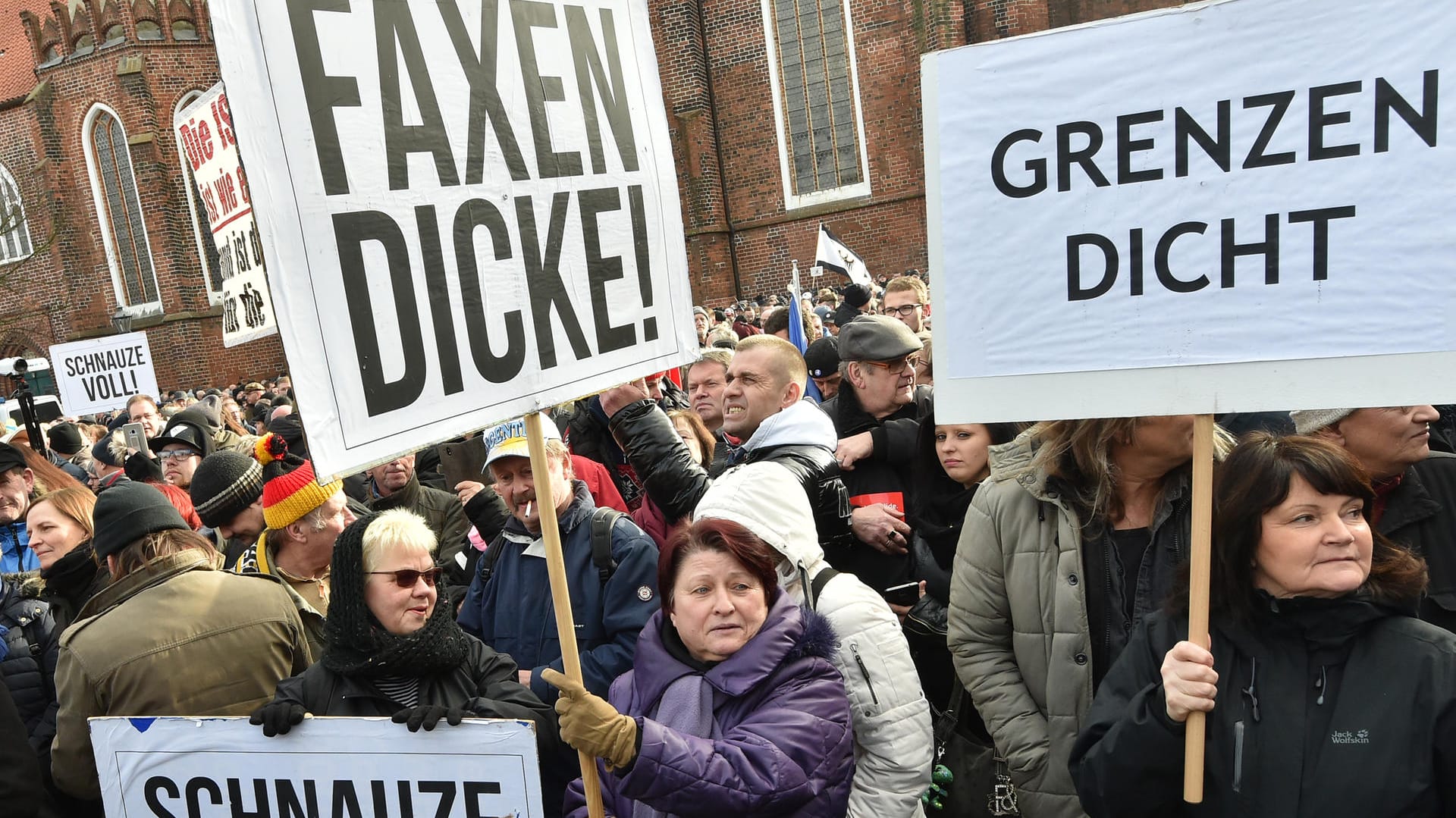 Demonstranten protestieren in Cottbus gegen Zuwanderung und die Asyl-Politik: Tatsächliche Kriminalität und gefühlte Bedrohung passen laut Forschern oft nicht zusammen.