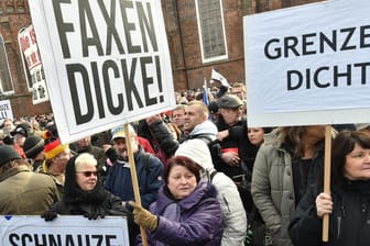 Demonstranten protestieren in Cottbus gegen Zuwanderung und die Asyl-Politik: Tatsächliche Kriminalität und gefühlte Bedrohung passen laut Forschern oft nicht zusammen.