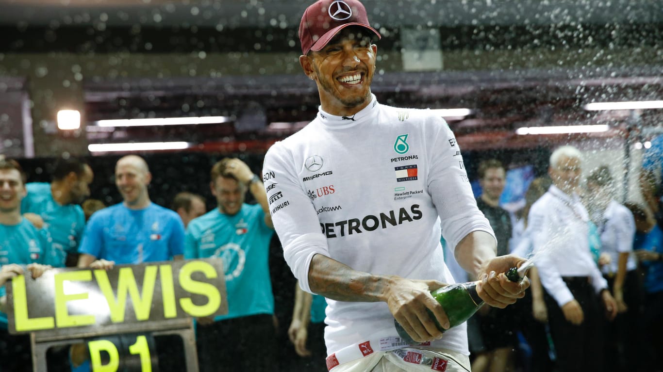 Lewis Hamilton feiert seinen Sieg in Singapur: Der nächste WM-Titel ist für ihn zum Greifen nah.