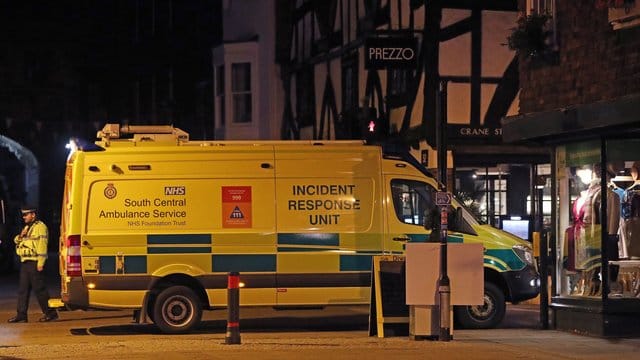 Der Rettungsdienst steht vor dem Restaurant Prezzo in Salisbury nach einem "medizinischen Zwischenfall". Der Rettungsdienst steht vor dem Restaurant Prezzo in Salisbury nach einem "medizinischen Zwischenfall".