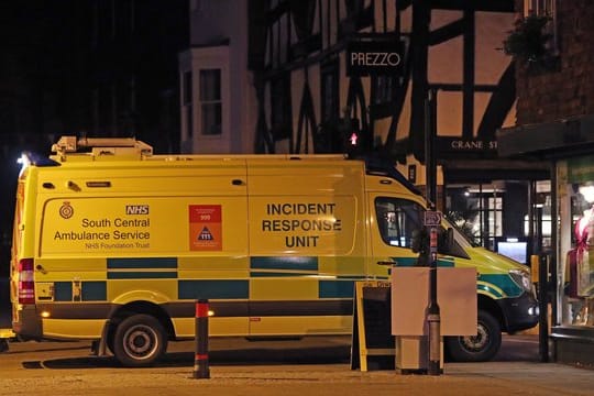 Der Rettungsdienst steht vor dem Restaurant Prezzo in Salisbury nach einem "medizinischen Zwischenfall".