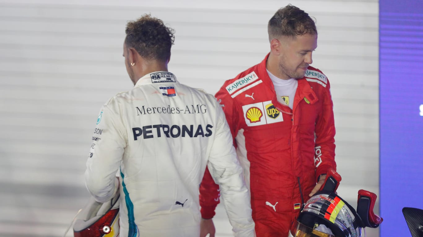 Lewis Hamilton (l.) und Sebastian Vettel: Das internationale Presse sieht das Duell um den WM-Titel in der Formel 1 entschieden.