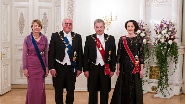 Vor dem Defilee zum Staatsbankett im Präsidentenpalais: Bundespräsident Frank-Walter Steinmeier und seine Frau Elke Büdenbender (l) sowie Finnlands Staatsoberhaupt Sauli Niinistö (2. Vor dem Defilee zum Staatsbankett im Präsidentenpalais: Bundespräsident Frank-Walter Steinmeier und seine Frau Elke Büdenbender (l) sowie Finnlands Staatsoberhaupt Sauli Niinistö (2.