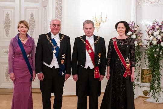 Vor dem Defilee zum Staatsbankett im Präsidentenpalais: Bundespräsident Frank-Walter Steinmeier und seine Frau Elke Büdenbender (l) sowie Finnlands Staatsoberhaupt Sauli Niinistö (2.